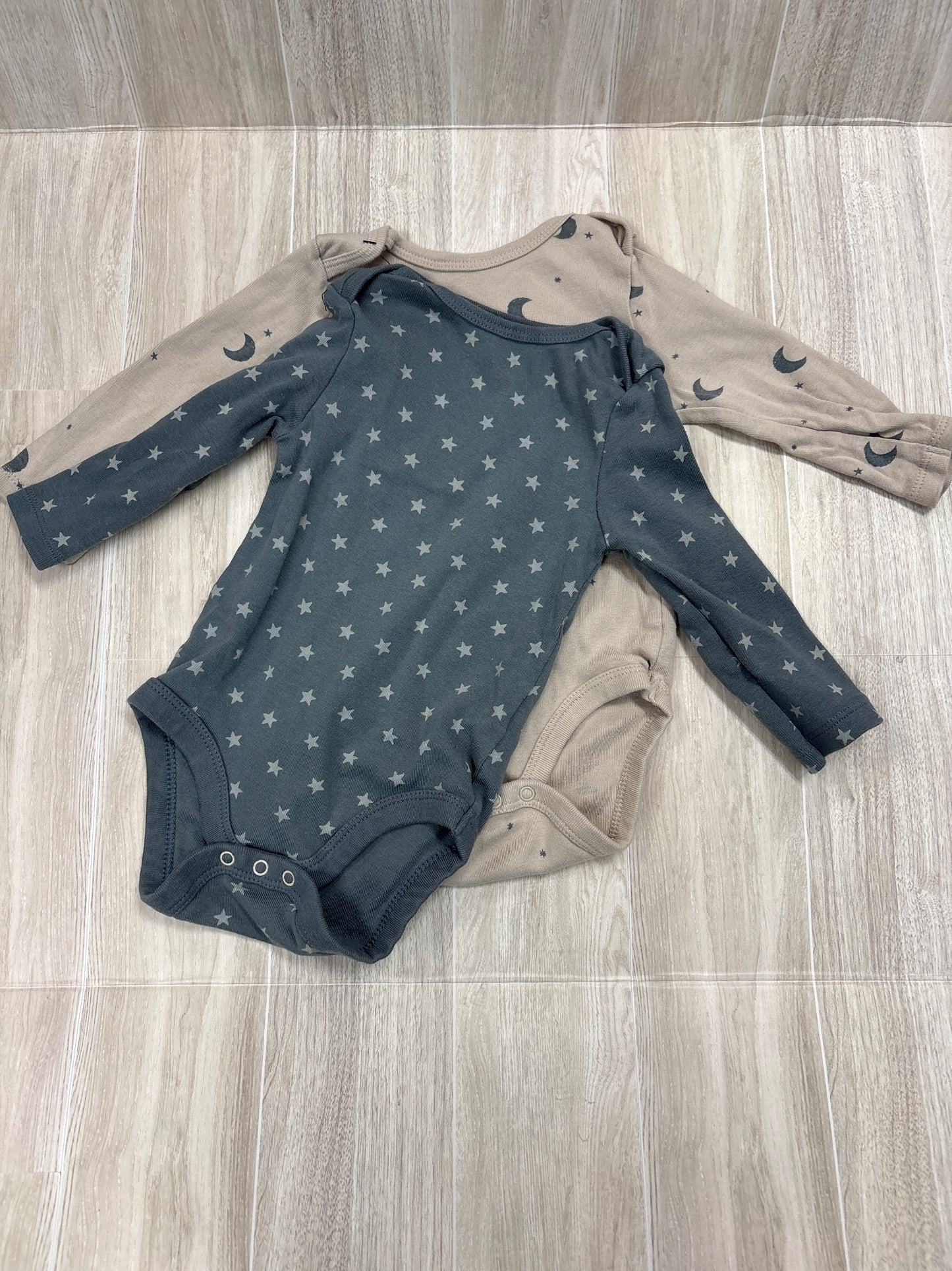 6/9m Tan/Grey Stars + Moon Long Sleeve Onesie 2 Pack