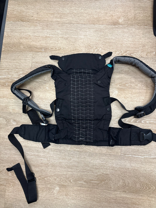 Infantino Carrier - Black/Quilted Front