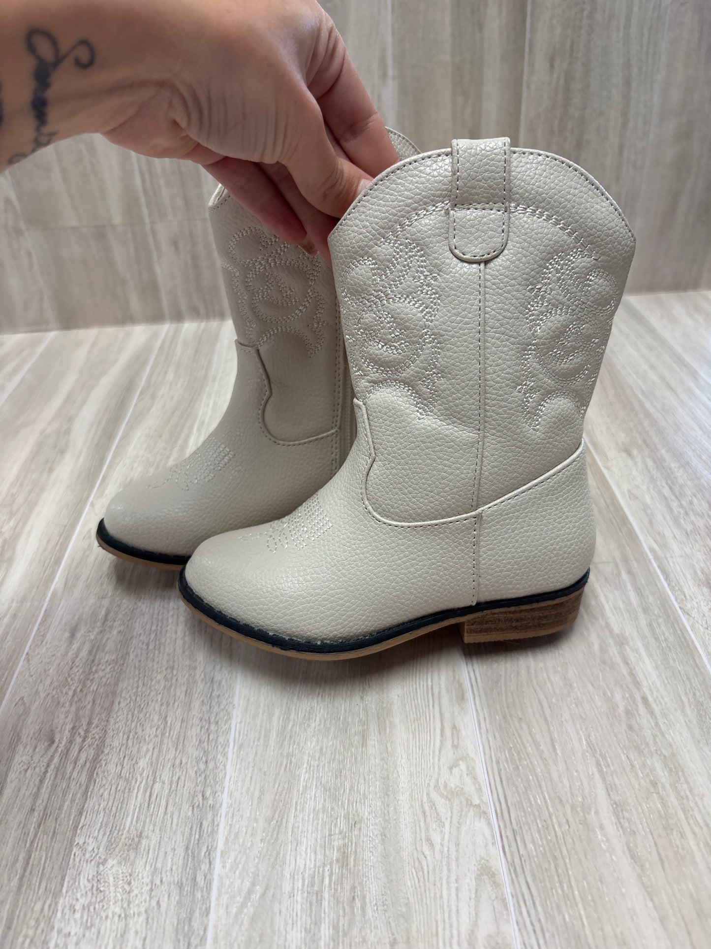 8c Off White Western Boots