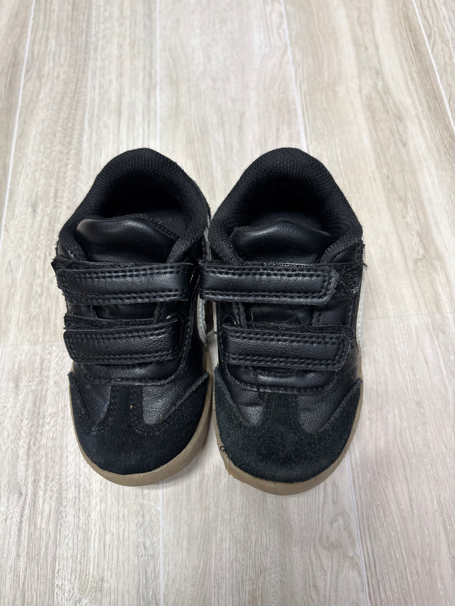 6c Black/White Velcro Sneakers