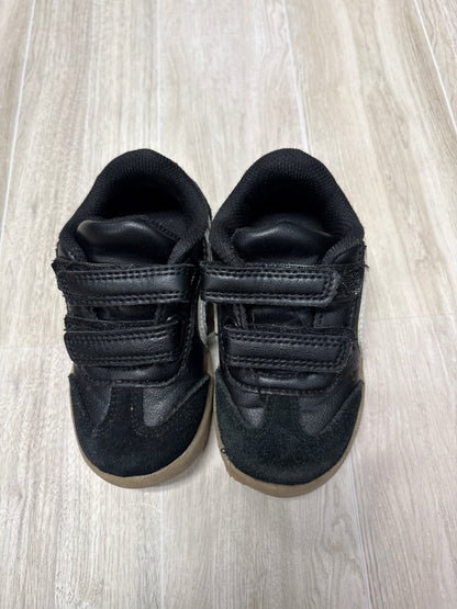 6c Black/White Velcro Sneakers