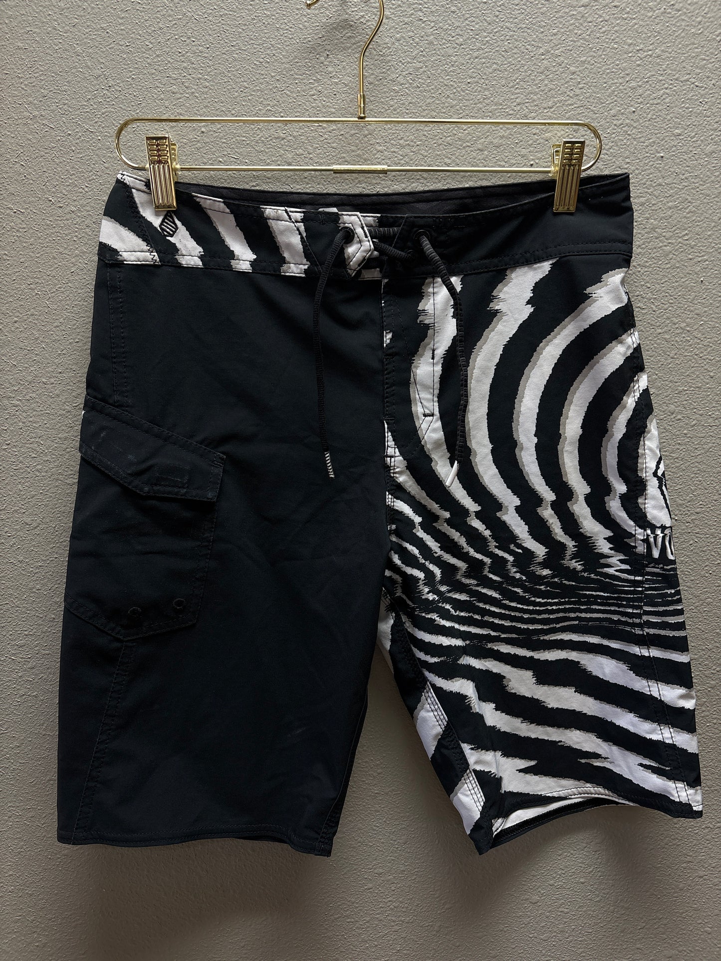 29 Volcom Black/White Swim Short