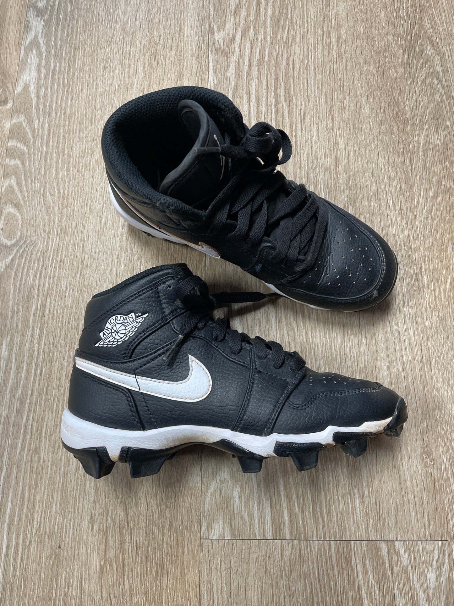 2.5Y Nike Air Jordan Cleats