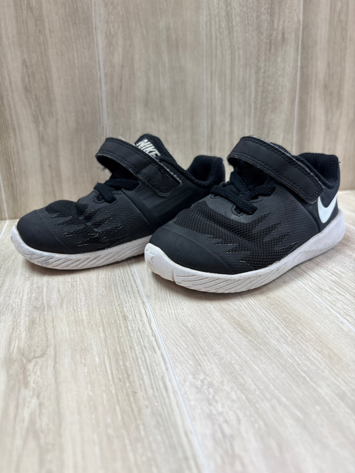 7c Nike Black/White Runners