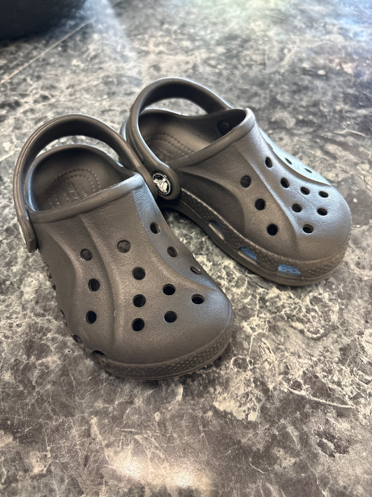 8c Black Crocs