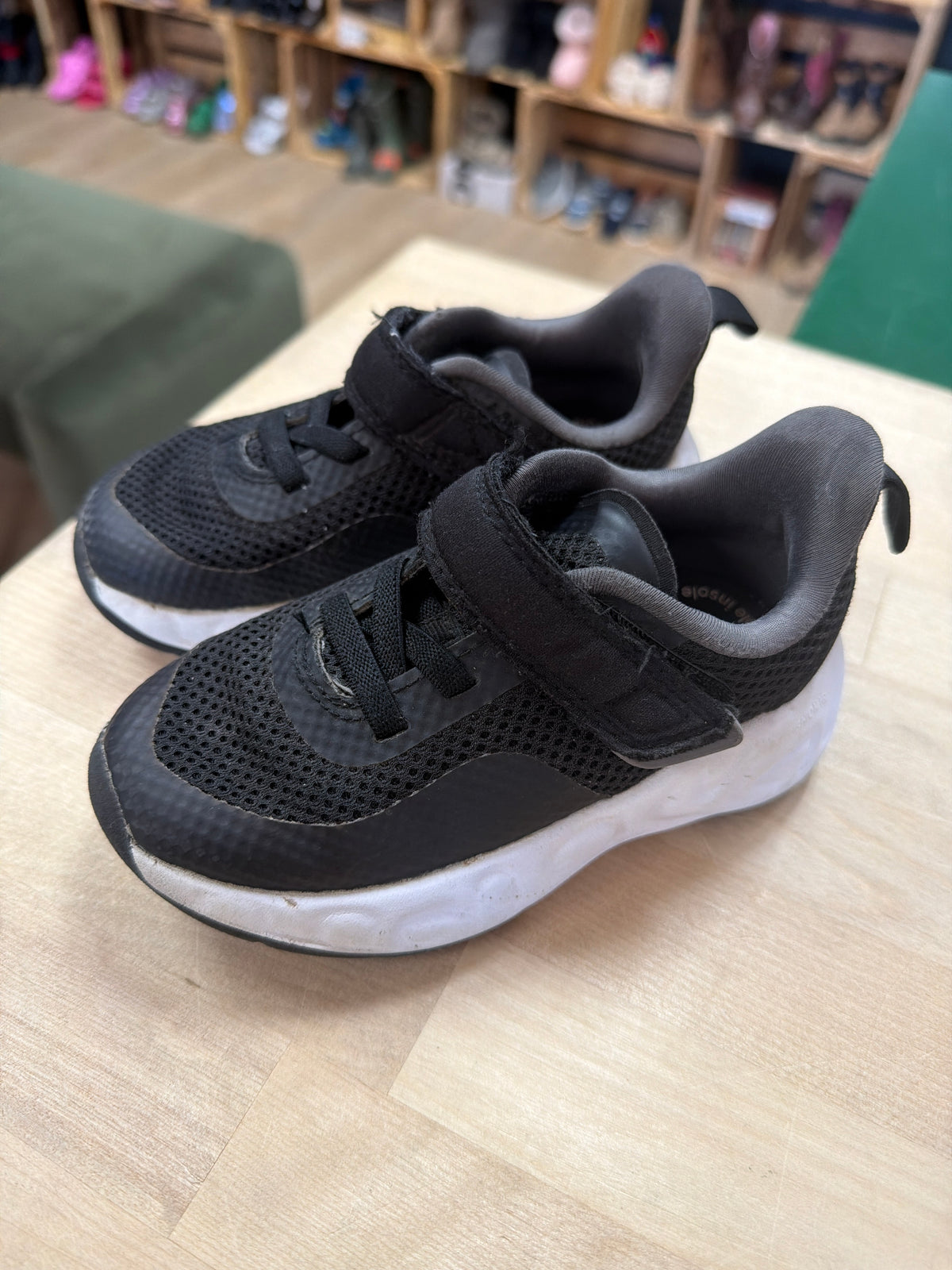 8c Black/White Velcro Sneakers - Blemish
