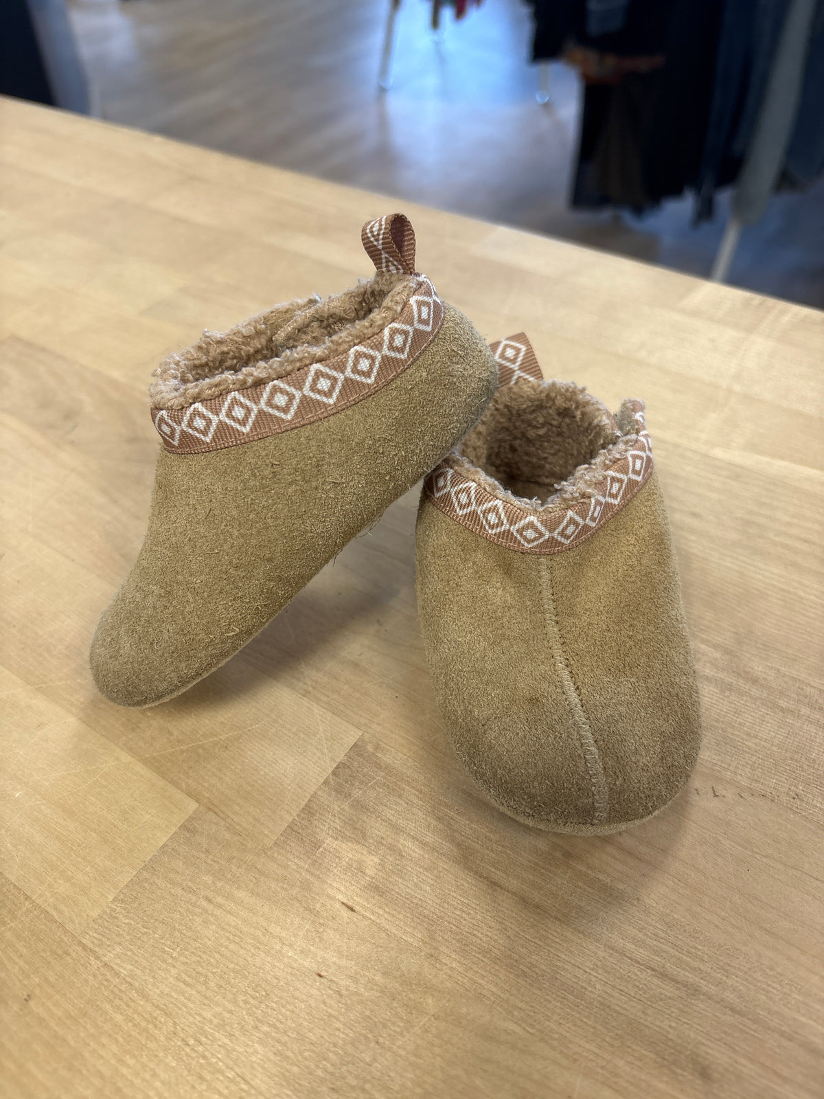 6/12m Tan Bearpaw Slippers - Blemish
