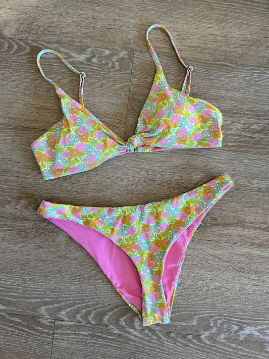NWOT Womens Medium Dippin Daisys Floral Swim Set