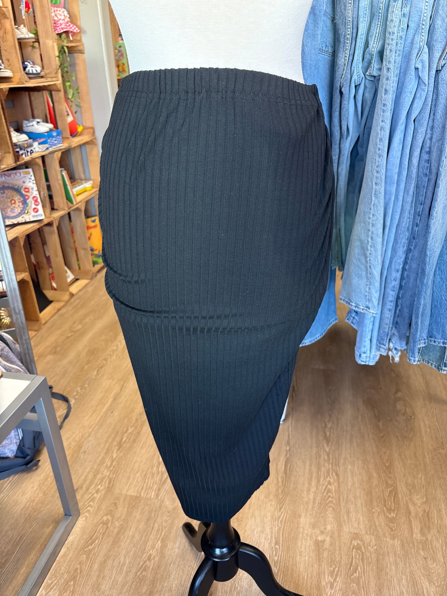 Womens Medium Black Ribbed Maxi Skirt with Cinch Waist