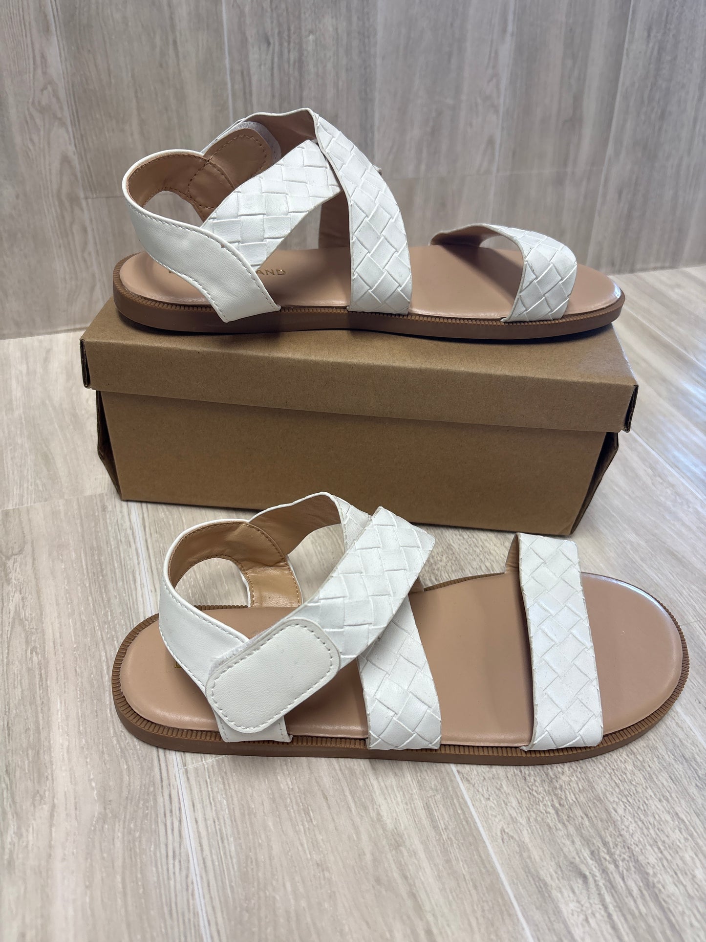NEW 3Y  Lucky Brand Bright White Sandal