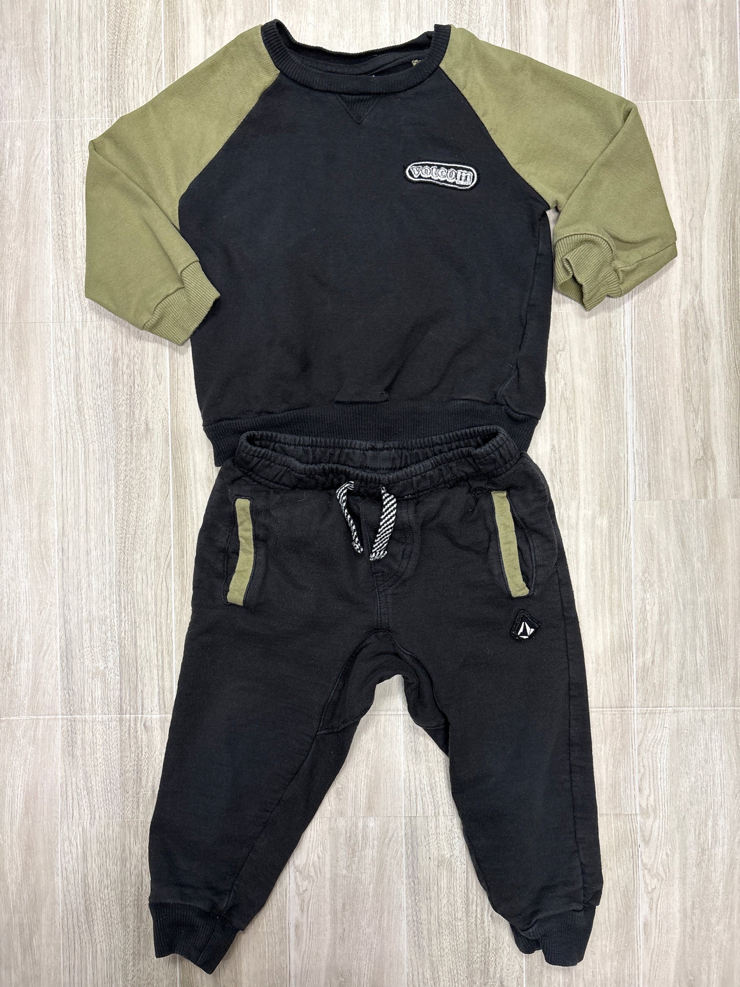 2T Volcom Black/Olive 2 Piece Set