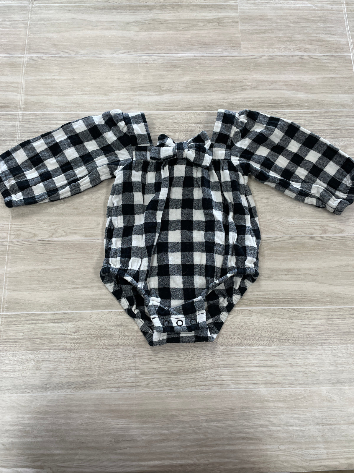 Newborn Black/White Checkered Long Sleeve Bow Onesie
